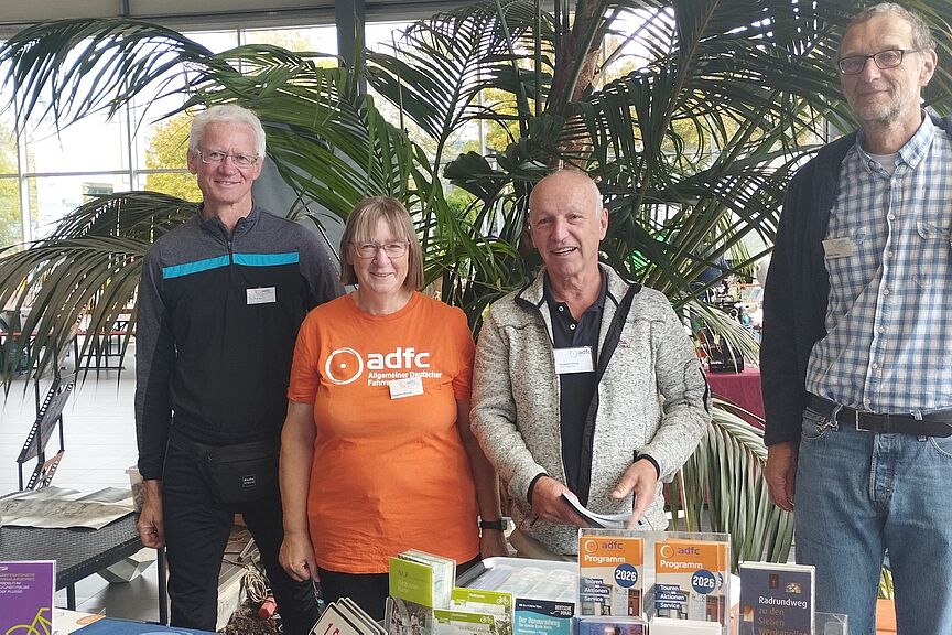 Apfel- und Pilzausstellung Drei Männer und eine Frau stehen am Stand des ADFC