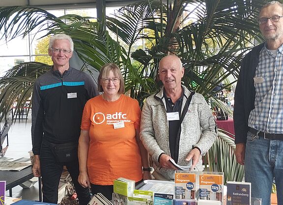 Drei Männer und eine Frau stehen am Stand des ADFC