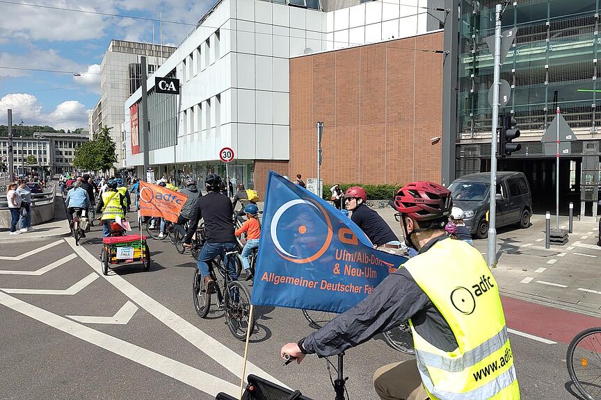 Kidical Mass 2025 Fahrraddemo beim Hauptbahnhof in Ulm mit KIndern und Erwachsenen