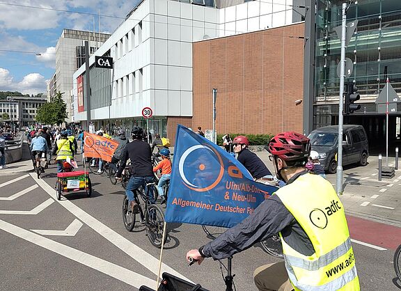Fahrraddemo beim Hauptbahnhof in Ulm mit KIndern und Erwachsenen