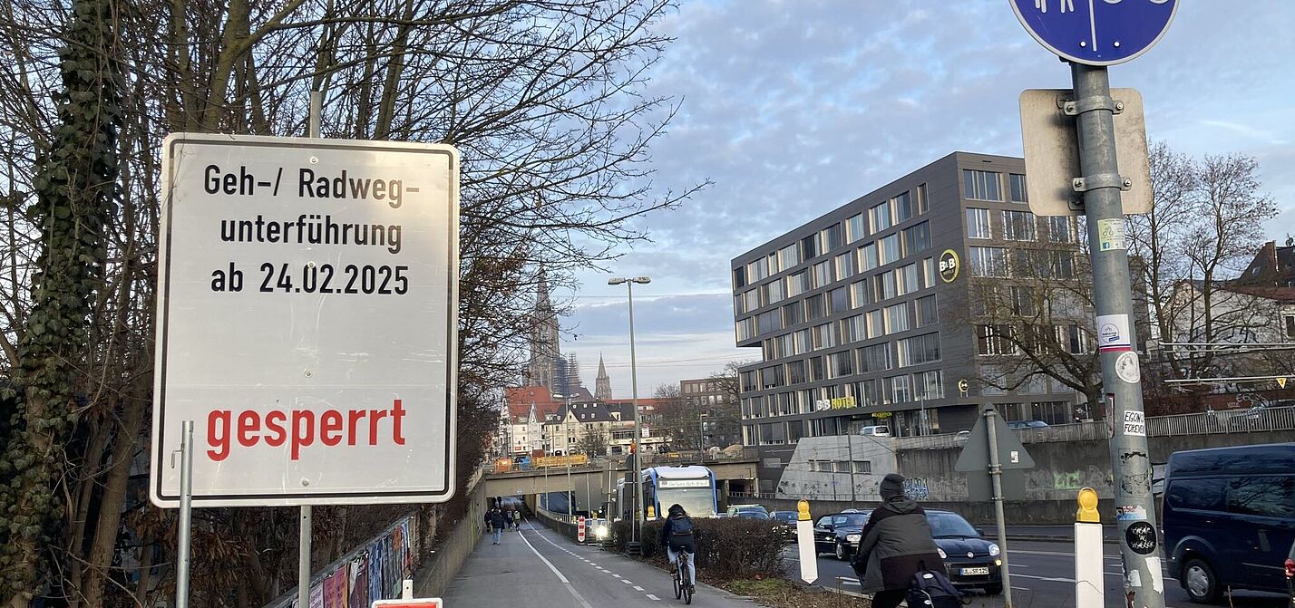 Radunterführung Neue Straße in Ulm Baustellenschild und die Radfahrer auf der Unterführung