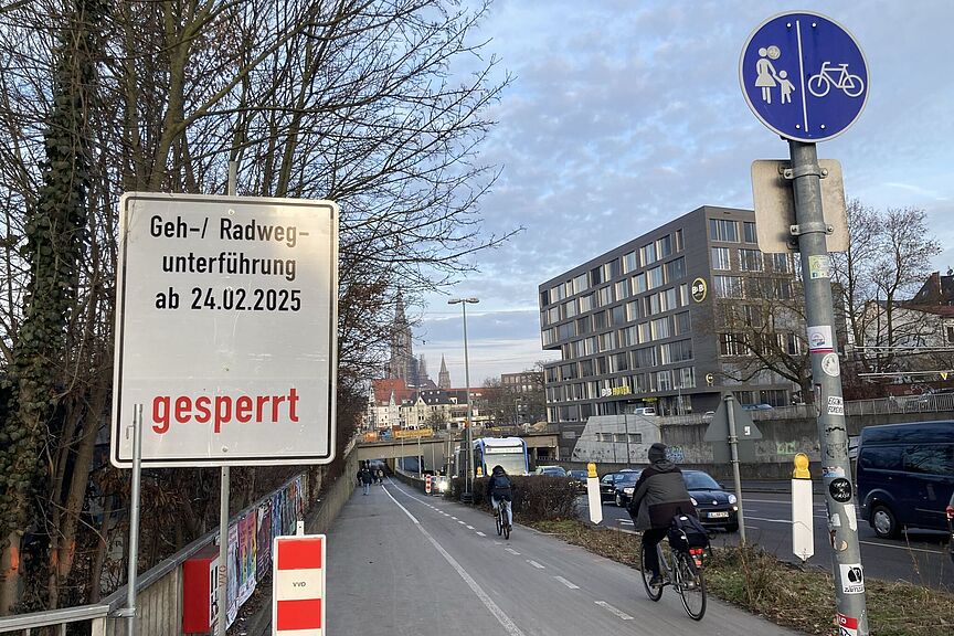 Radunterführung Neue Straße in Ulm Baustellenschild und die Radfahrer auf der Unterführung
