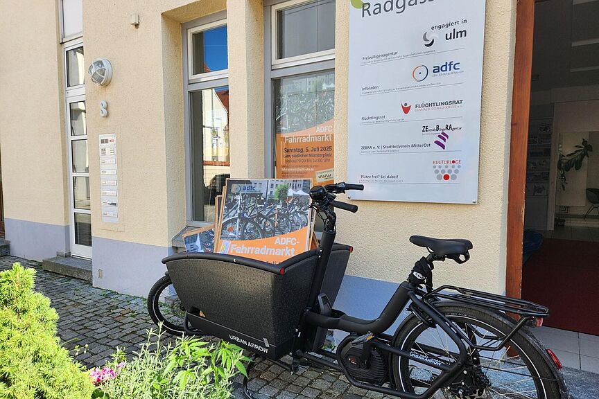 Eingang zum Infoladen des ADFC in Ulm Vor dem Eingang des ADFC-Infoladens in der Radgasse steht ein Lastenrad.
