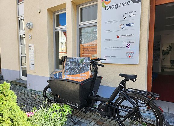 Vor dem Eingang des ADFC-Infoladens in der Radgasse steht ein Lastenrad.