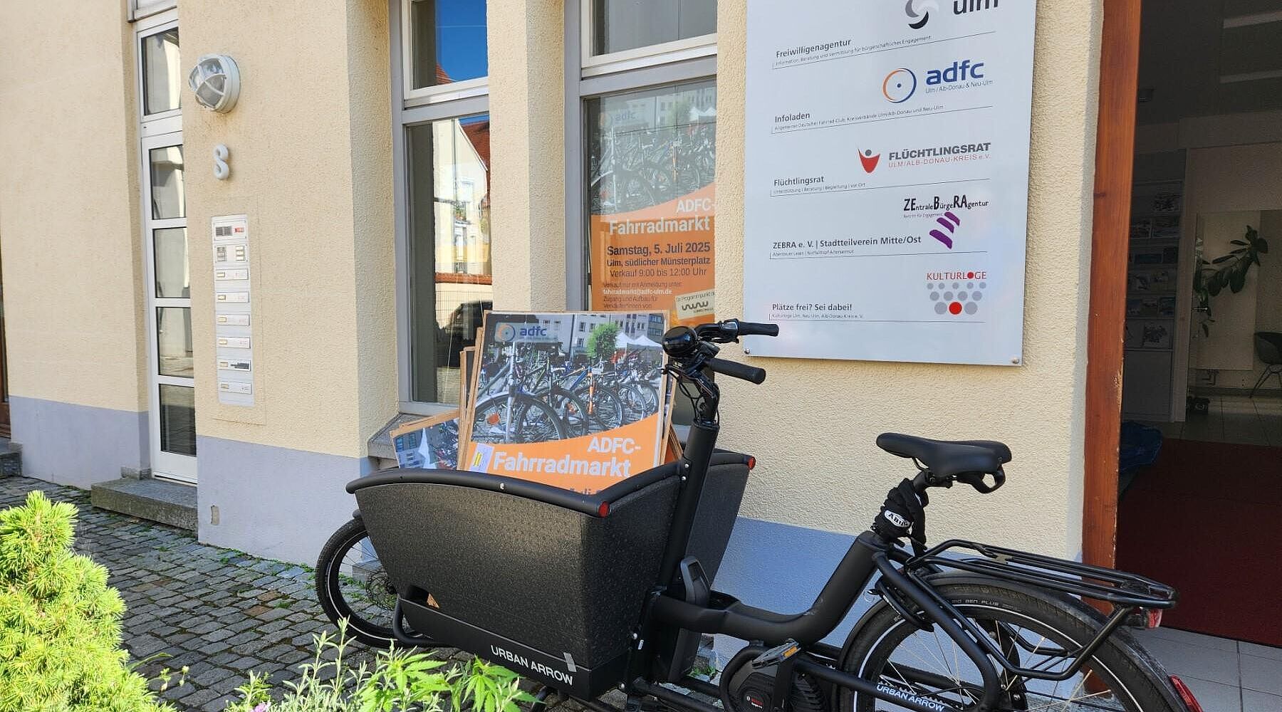 Vor dem Eingang des ADFC-Infoladens in der Radgasse steht ein Lastenrad.