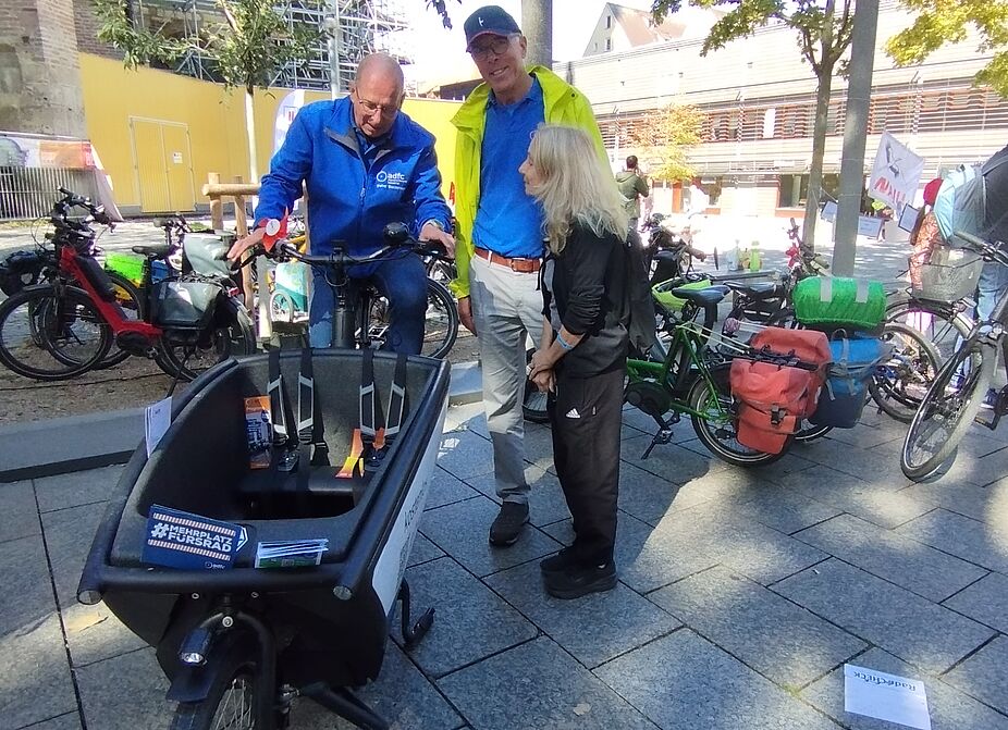 Latenrad ULF Ein ADFC-Mitarbeiter sitzt auf dem Lastenrad ULF