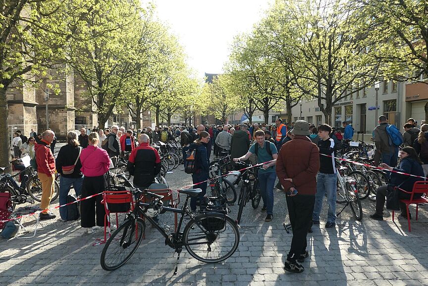 ADFC-Fahrradmarkt Viele Menschen und Fahrräder bevölkern den südlichen Münsterplatz beim Fahrradmarkt.