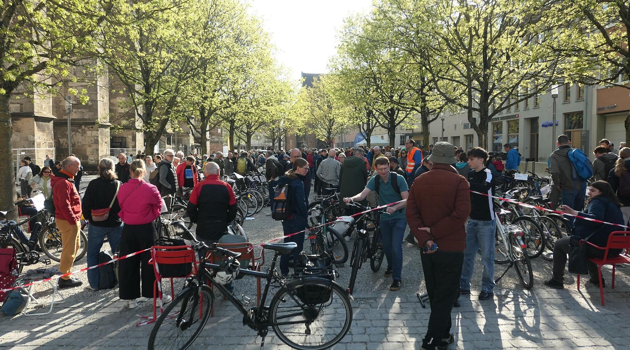 Viele Menschen und Fahrräder bevölkern den südlichen Münsterplatz beim Fahrradmarkt.