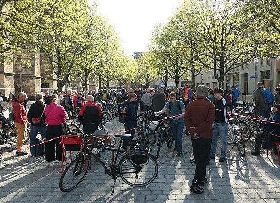 Viele Menschen und Fahrräder bevölkern den südlichen Münsterplatz beim Fahrradmarkt.