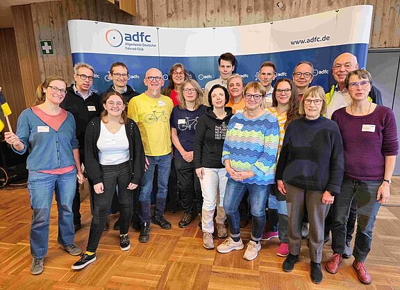 Gruppenbild mit den Delegierten des ADFC Baden-Württemberg bei der Bundeshauptversammlung in Nürnberg 2024.