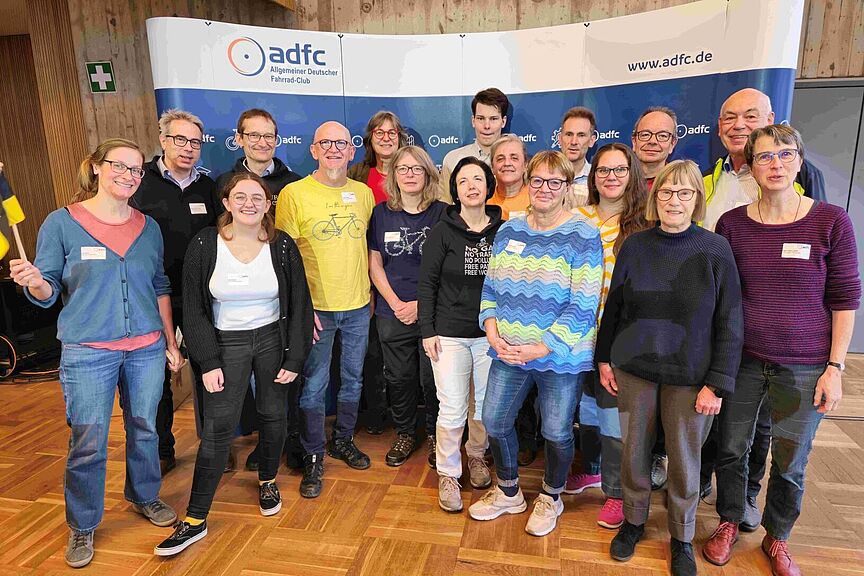 Delegation aus Baden-Württemberg bei der ADFC-BHV in Nürnberg Gruppenbild mit den Delegierten des ADFC Baden-Württemberg bei der Bundeshauptversammlung in Nürnberg 2024.