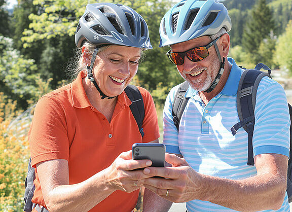 2 Radler benutzen Komoot zur Navigation