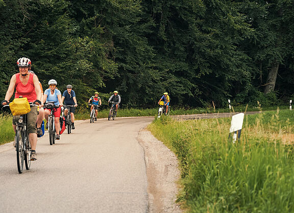 Eine Gruppe von Radfahrern in freier Landschaft