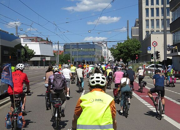 Eine Gruppe von Fahrraddemonstranten fährt auf der Bahnhofstraße in Ulm-