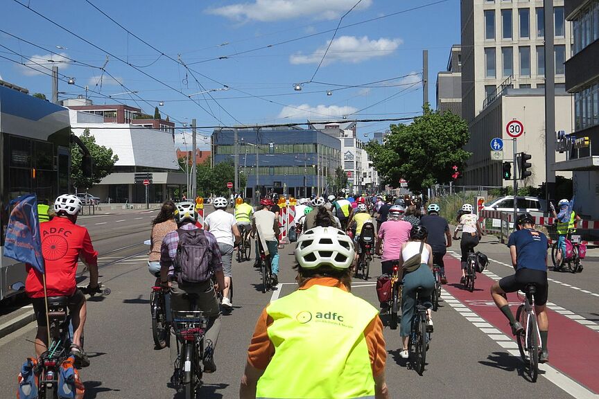 Raddemo mit 120 Teilnehmerinnen und Teilnehmern Eine Gruppe von Fahrraddemonstranten fährt auf der Bahnhofstraße in Ulm-