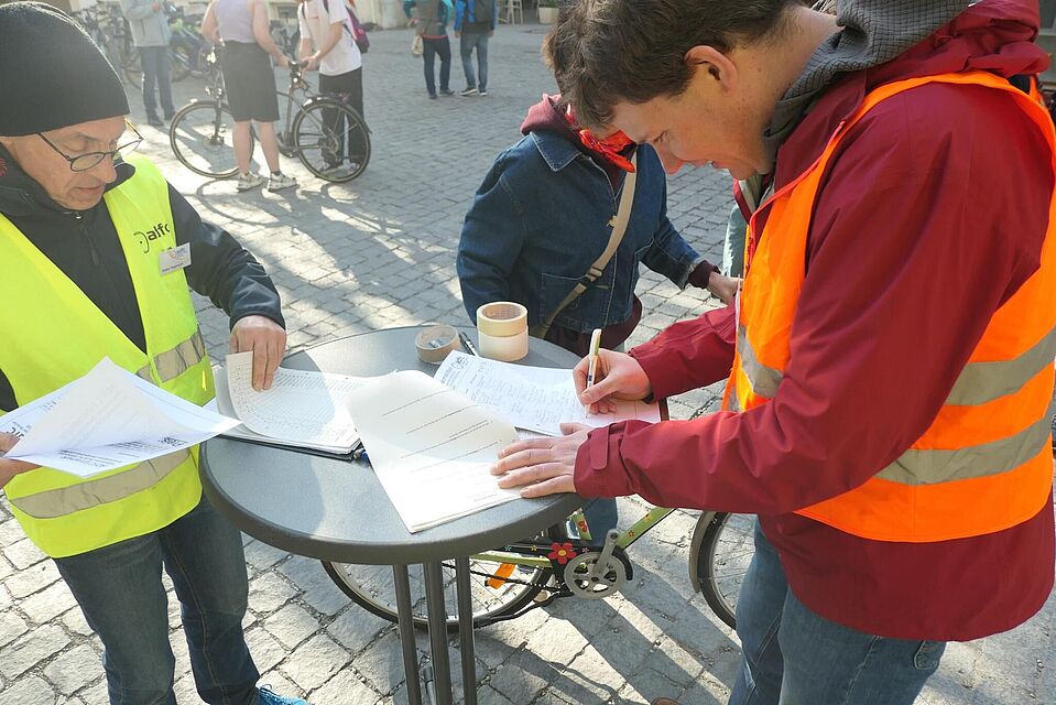 Fleißige Helfer Zwei ADFC-Helfer stehen am Stand und füllen Listen aus