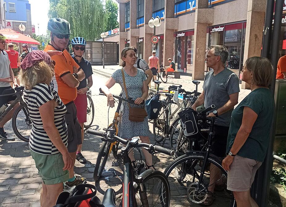 Schattenpause in Stuttgart Radfahrer treffen sich im Schatten