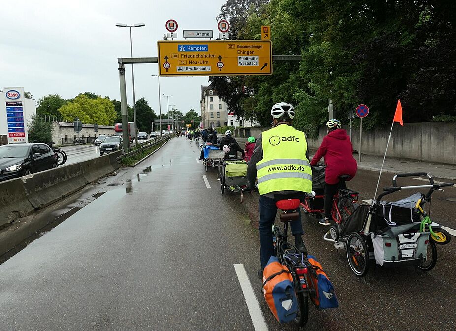 Bild: Raddemo im strömenden Regen Während der Demo radeln die Radfahrer in einer langen Reihe auf der Straße bei strömendem Regen