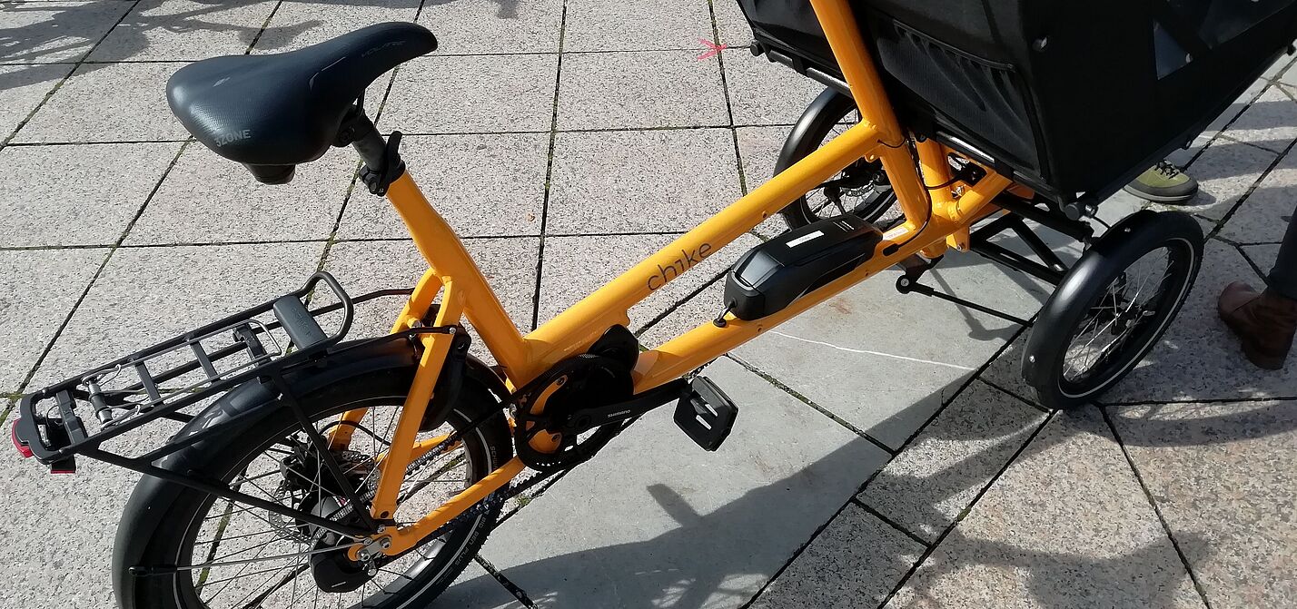 Ein gelbes kompaktes E-Bikes steht auf dem ADFC-Fahrradmarkt zum Verkauf