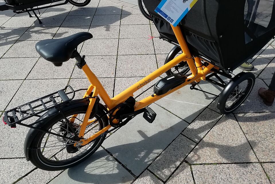 ADFC-Fahrradmarkt in Ulm Ein gelbes kompaktes E-Bikes steht auf dem ADFC-Fahrradmarkt zum Verkauf