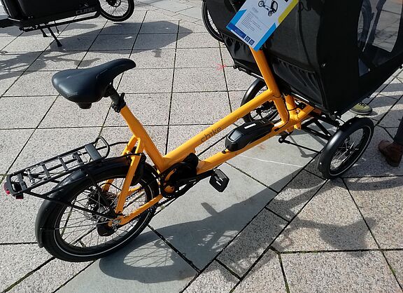 Ein gelbes kompaktes E-Bikes steht auf dem ADFC-Fahrradmarkt zum Verkauf