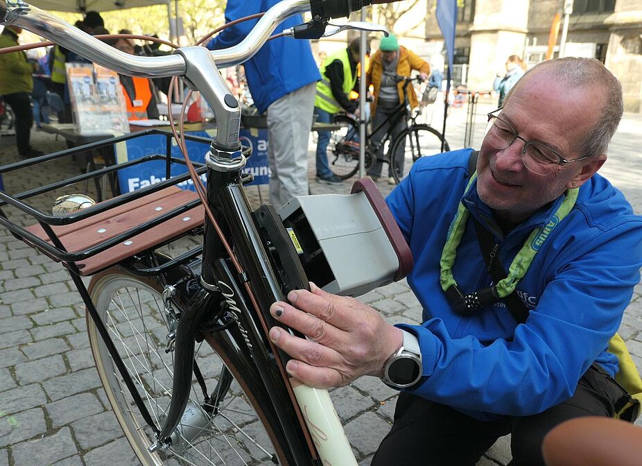 Fahrradcodierung Ein ADFC-Helfer codiert ein Fahrrad