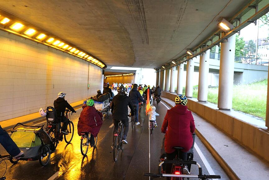 Fahrraddemo 2025 Fahrradfahrer fahren während der Demo durch einen Tunnel.