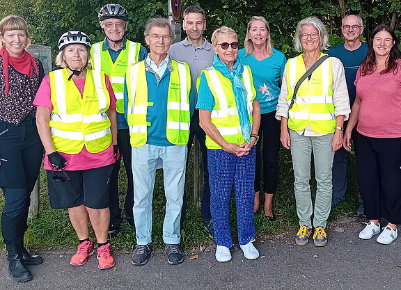 Ein Gruppenbild mit den Radwegepatinnen und Radwegepaten
