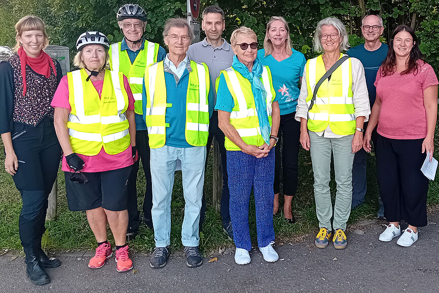 Gruppenbild mit den Radwegepaten des Landkreises Neu-Ulm Ein Gruppenbild mit den Radwegepatinnen und Radwegepaten