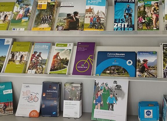Kartenauslage im Infoladen des ADFC in Ulm