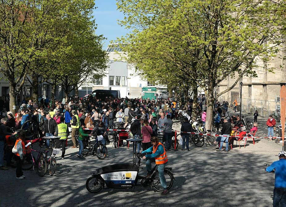 ADFC-Fahrradmarkt in Ulm Viele Menschen und Fahrräder bevölkern densüdlichen Münsterplatz in Ulm auf dem Gebraucht-Fahrradmarkt.