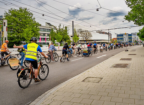 Kinder und Erwachsene radeln durch Ulm und demonbstrieren für mehr Sicherheit im Verkehr.