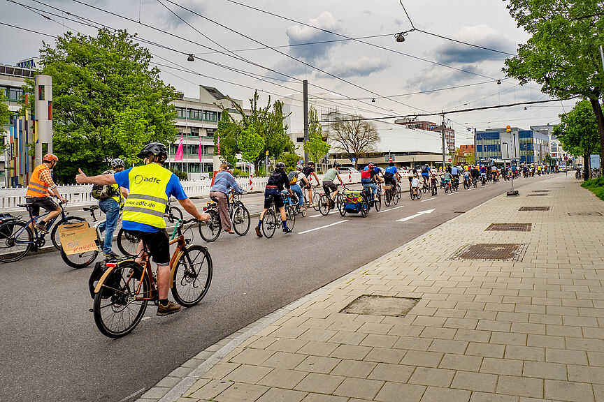 Kidical Mass Kinder und Erwachsene radeln durch Ulm und demonbstrieren für mehr Sicherheit im Verkehr.