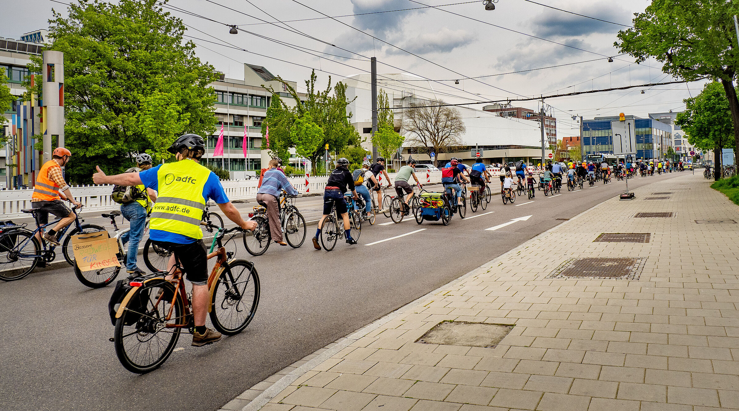 Kinder und Erwachsene radeln durch Ulm und demonbstrieren für mehr Sicherheit im Verkehr.