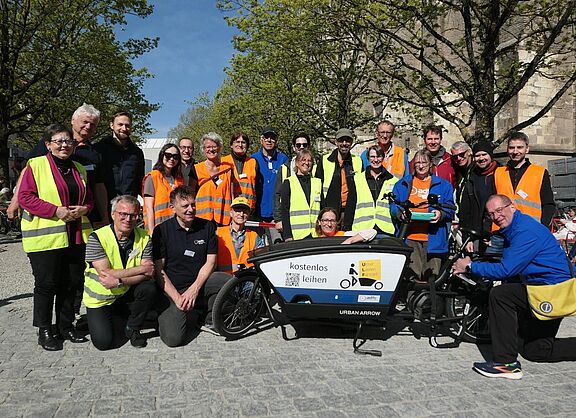 Gruppenbild mit den ehrenamtlichen Helferinnen und Helfern des ADFC