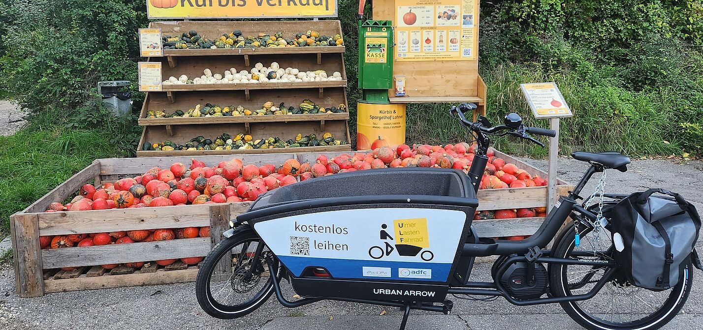 Ulf-Lastenrad mit Logo Das Ulf-Lastenrad des ADFC mit seinem Logo. Es ist vor einem Kürbisstand geparkt.