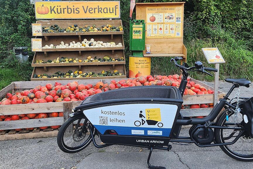Ulf-Lastenrad mit Logo Das Ulf-Lastenrad des ADFC mit seinem Logo. Es ist vor einem Kürbisstand geparkt.