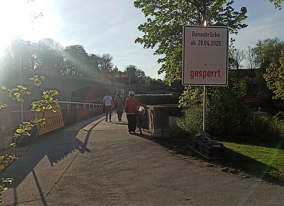 Ein Verbotsschild weist darauf hin, dass der Adenauer-Steg gesperrt ist.