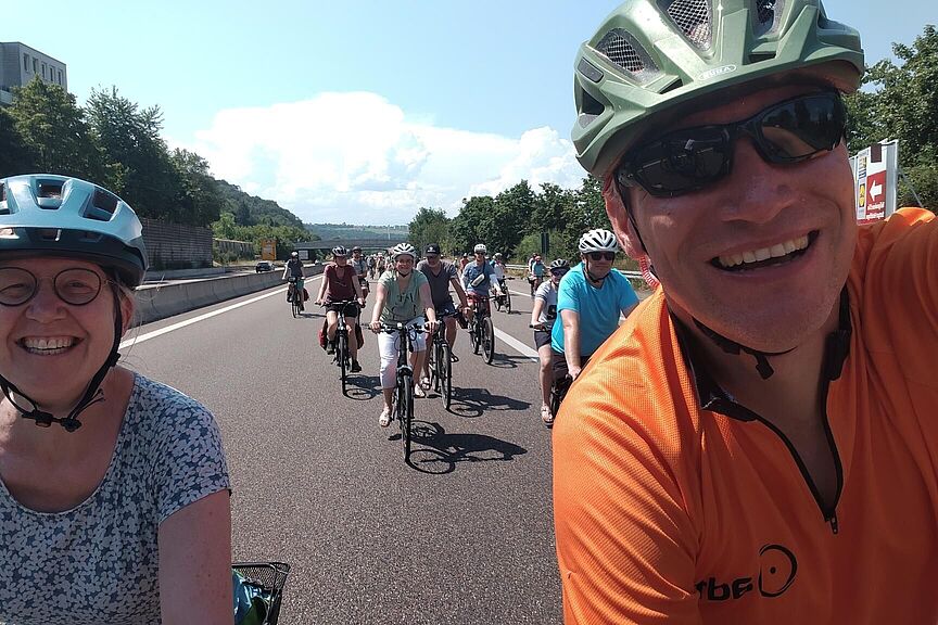Radsternfahrt nach Stuttgart Eine Radlerin und ein Radler auf dem Weg zur Sternfahrt nach Stuttgart .