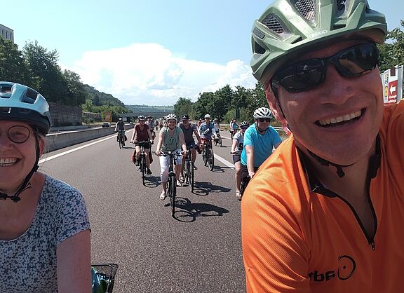 Eine Radlerin und ein Radler auf dem Weg zur Sternfahrt nach Stuttgart .