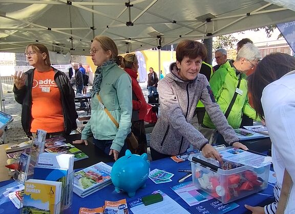 Am Info-Stand des ADFC sind Standbetreuerinnen in Gespräche mit Besuchern vertieft