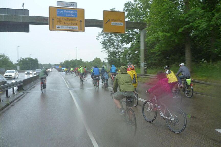 Fahrraddemo auf der Adenauer-Brücke am 08.06.24 Demonstrierene Radfahrer auf der B 10 von Ulm nach Neu-Ulm
