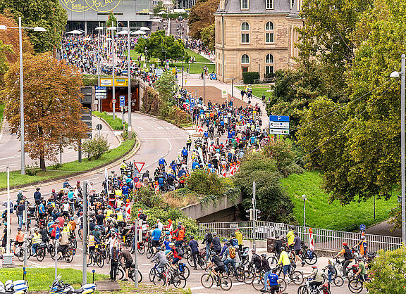 Aus allen Richtungen kommen tausende Radler in Stuttgart an.