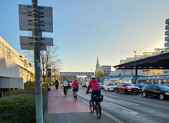 Radler fahren auf der neuen Radspur am Ehinger Tor