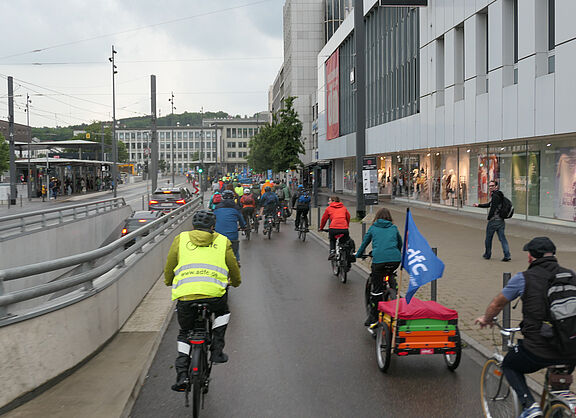 Eine Gruppe von Raddemonstranten fährt am Ulmer Bahnhof vorbei