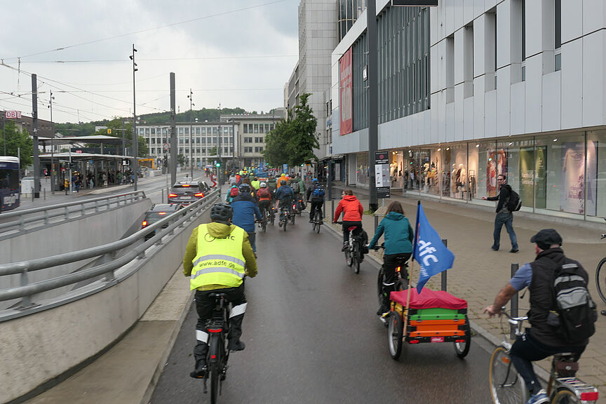Raddemo in Ulm Eine Gruppe von Raddemonstranten fährt am Ulmer Bahnhof vorbei