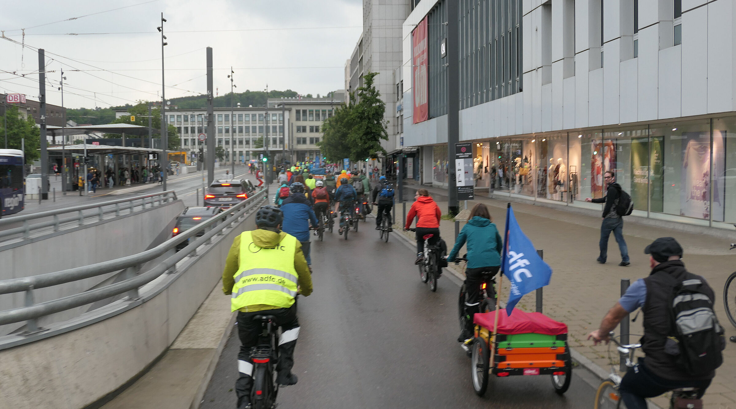 Eine Gruppe von Raddemonstranten fährt am Ulmer Bahnhof vorbei