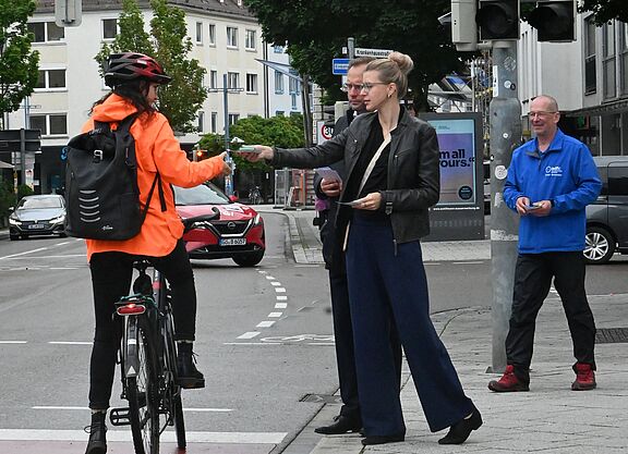 OB Albsteiger (Neu-Ulm) und OB Ansbacher (Ulm) überreichen ein kleines Dankeschön an Radfahrer