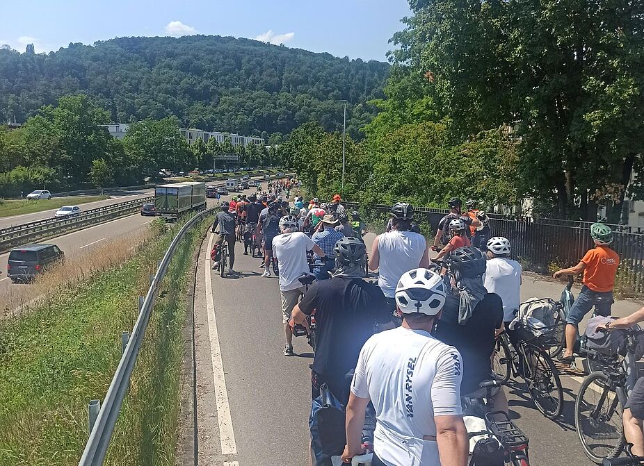 Schlange stehen für die gesicherte Auffahrt auf die Bundesstraße Radfahrer stehren mit ihren Rädern Schlange vor der Auffahrt auf die Bundesstraße nach Stuttgart