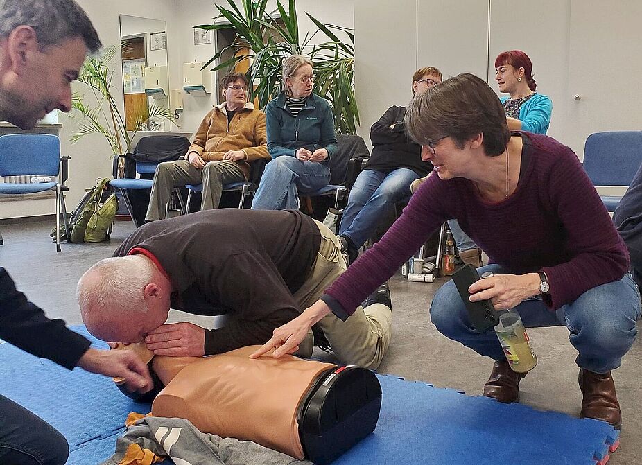 Erste-Hilfe-Kurs Drei ADFC-Mitglieder üben an einer Puppe die fachgerechte Beatmung.